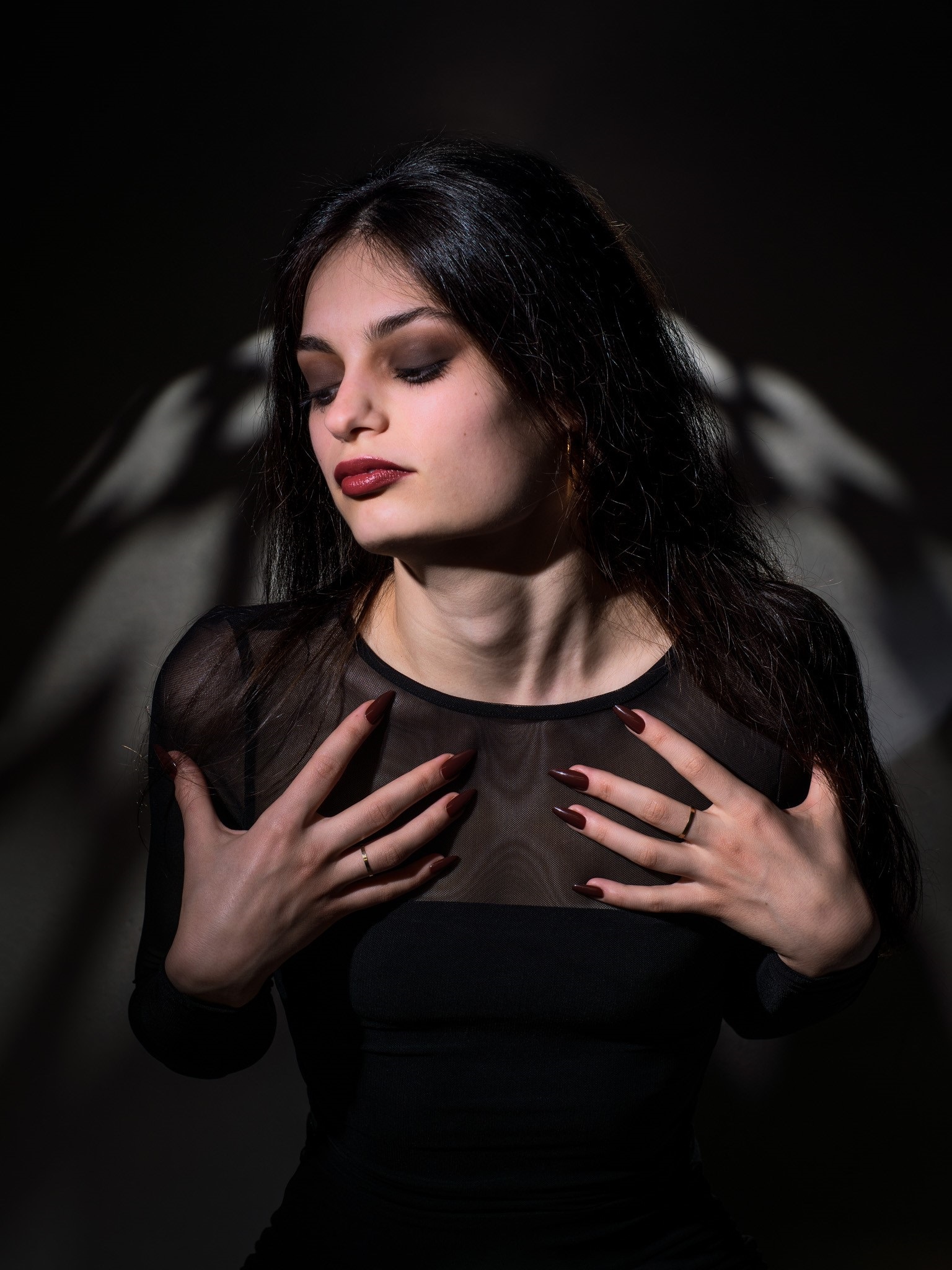 Když se dno stane novým začátkem: Zpěvačka Insane otevírá temnou éru singlem „Cursed“
